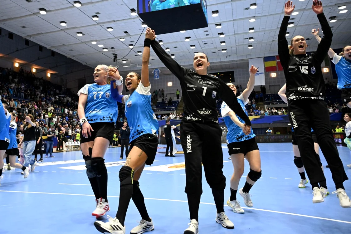 Crina Pintea și colegele ei au salutat fanii din Polivalentă (Foto: sportpictures)