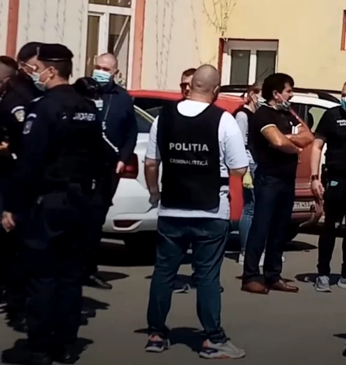 Marin Voicu în timpul percheziţiilor care au avut loc la sediul primăriei din Ciorani FOTO ziarulincomod.ro