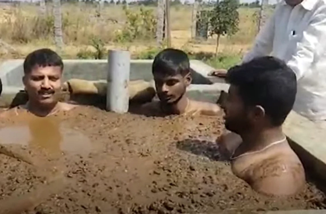 Hinduşii cred că balega de vacă îi pot scăpa de COVID-19 Captură YouTube
