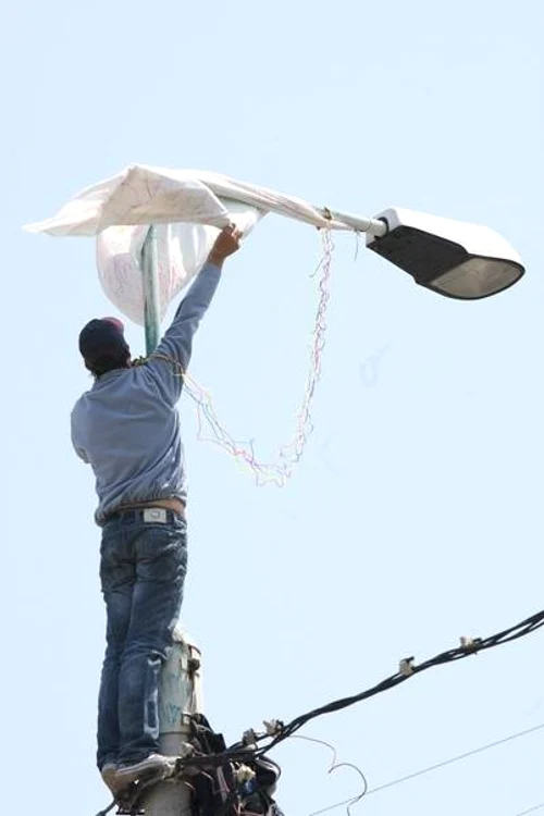 Poliţiştii au negociat trei ore ca să-l dea jos de pe stâlp pe sinucigaş