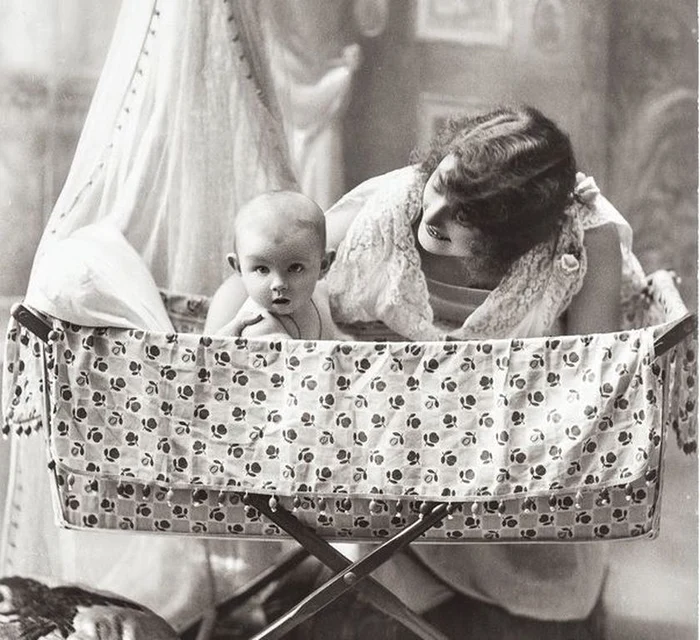 
    Pe la începutul secolului trecut, experţii îi încurajau pe părinți să nu-și alinte copiii @shutterstockclickpentrufemei.ro  