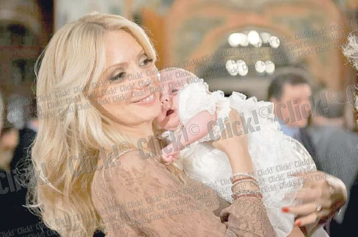 Sâmbătă, 10 noiembrie- Elegantă, la un botez la Iași