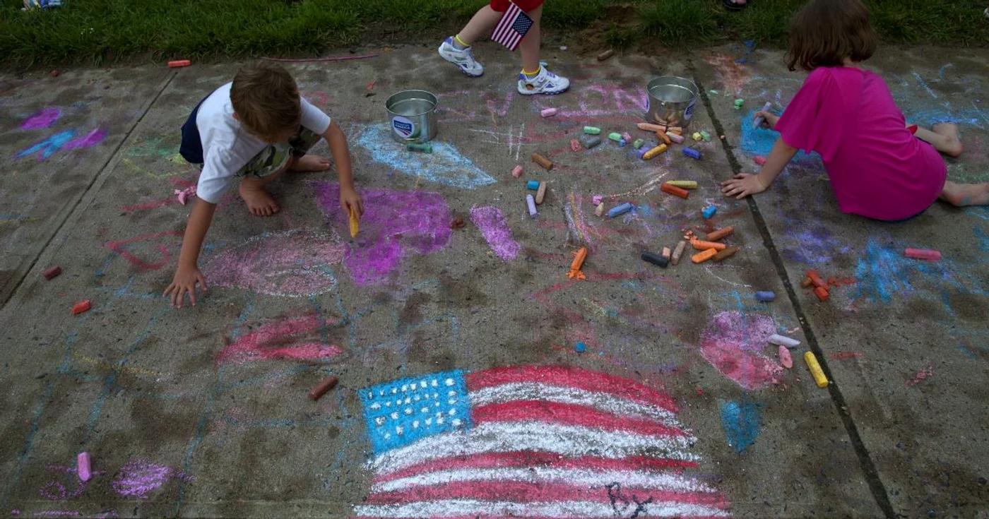 Copii din
New Jersey desenând pe
caldarâm, de Ziua Independenţei. Locul a fost puternic lovit de Uraganul Sandy,
dar este în curs de refacere. (Foto: ERIC THAYER / Reuters)