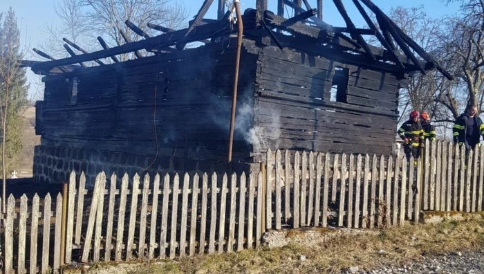 Biserica de lemn de la Vidra a ars complet FOTO Asociaţia Vernacular