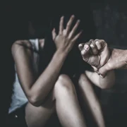 Violență domestică - abuz femei - femeie agresata - batuta - violentă FOTO Shutterstock