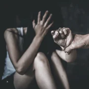 Violență domestică - abuz femei - femeie agresata - batuta - violentă FOTO Shutterstock