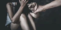 Violență domestică - abuz femei - femeie agresata - batuta - violentă FOTO Shutterstock