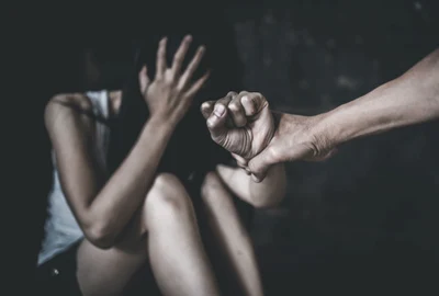 Violență domestică - abuz femei - femeie agresata - batuta - violentă FOTO Shutterstock