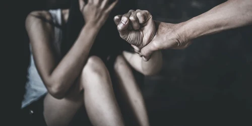Violență domestică - abuz femei - femeie agresata - batuta - violentă FOTO Shutterstock