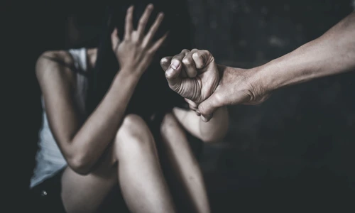 Violență domestică - abuz femei - femeie agresata - batuta - violentă FOTO Shutterstock