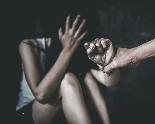 Violență domestică - abuz femei - femeie agresata - batuta - violentă FOTO Shutterstock