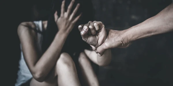 Violență domestică - abuz femei - femeie agresata - batuta - violentă FOTO Shutterstock
