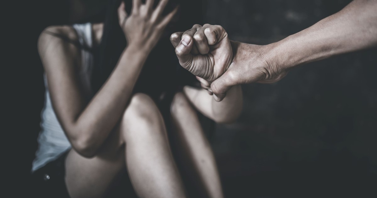 Minoră de 17 ani, supusă la orori după ce a refuzat cererea iubitului de a se prostitua: bătută de trei tineri și abandonată pe câmp