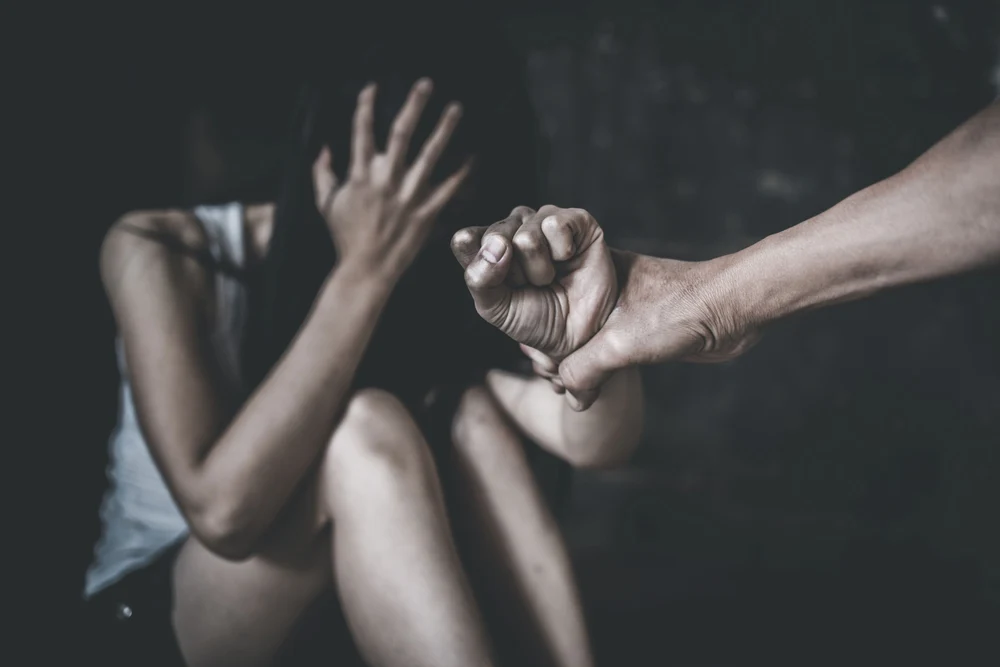 Tânăr de 26 de ani, reţinut pentru viol și violenţă: a amenințat că-și ucide iubita în vârstă de 15 ani