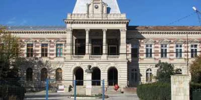 Incendiul a fost pus la balconul Palatului Prefecturii de către o persoană cu probleme psihice