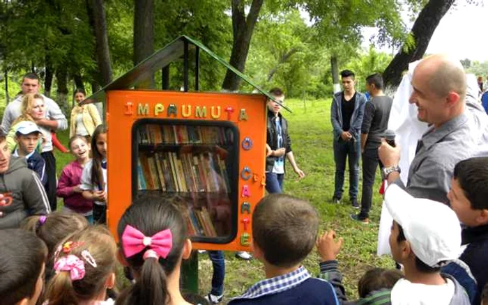 Biblioteca stradală este în localitatea Poiana Câmpina. FOTO campinaph.ro