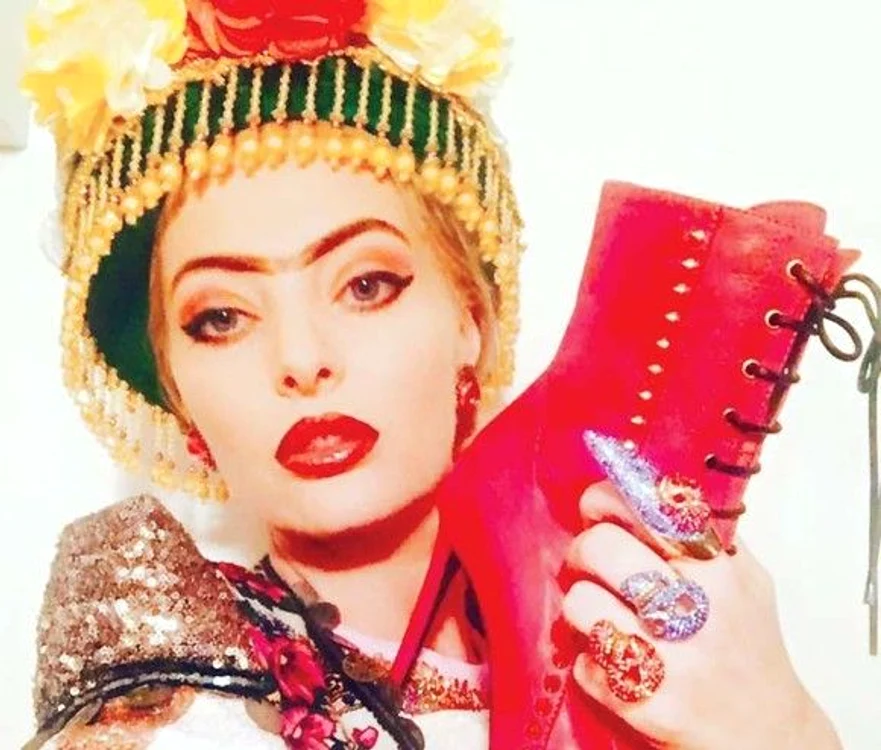 
    Delia șochează în fiecare ședință foto. Aici a vrut să o imite pe pictorița mexicană Frida KahloFoto: Arhiva personală  