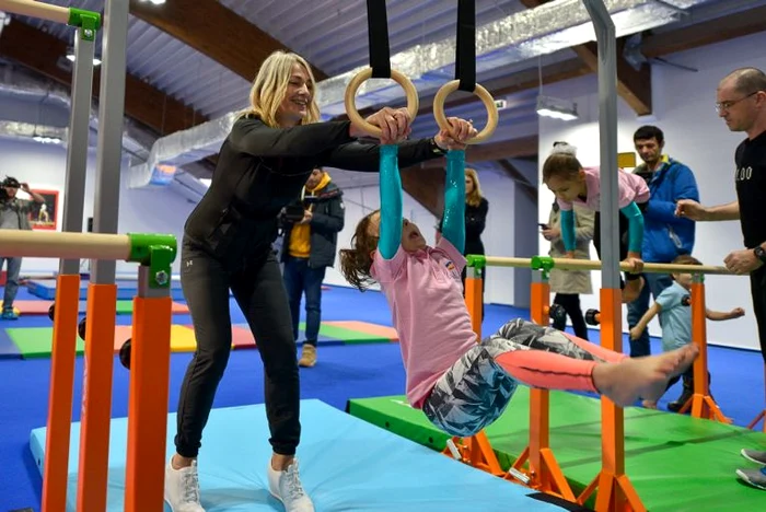 Nadia Comaneci le-a corectat pe micutele gimnaste