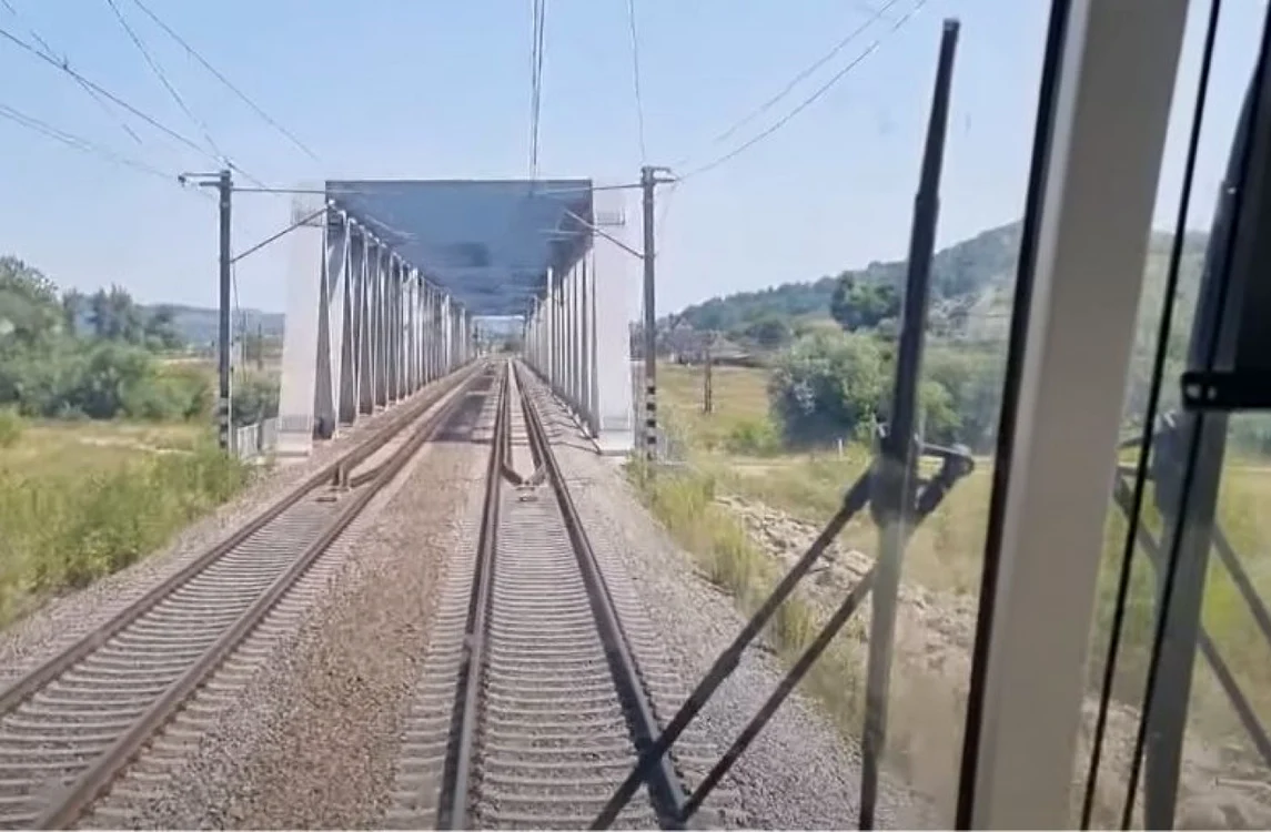 Trenul a circulat cu 160 de km/h. Foto: captură video