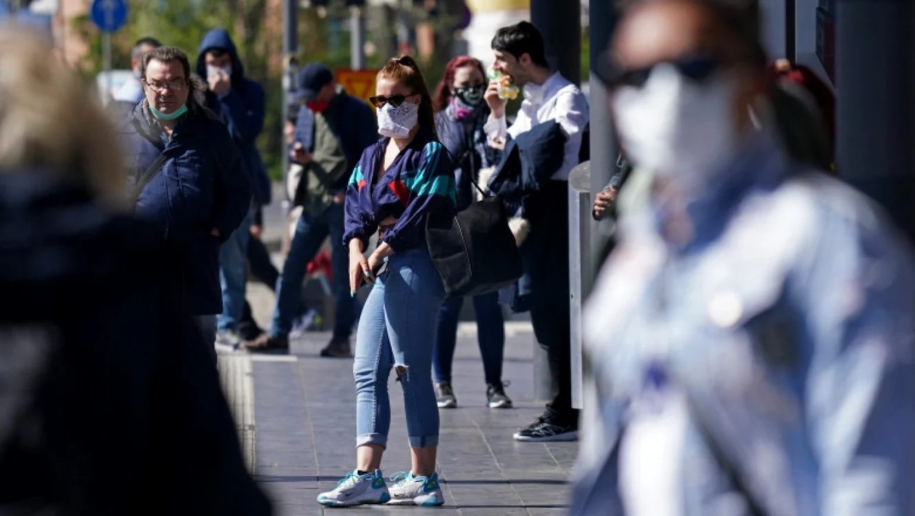 Masca redevine obligatorie în spaţiul public în localităţile cu o incidenţă mai mare de 6 la mie