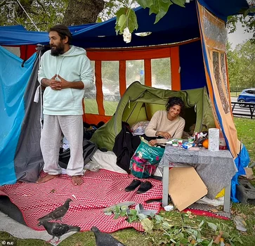 Nomazii români care refuză să-și mute cortul de pe Park Lane, o stradă-emblemă din Londra