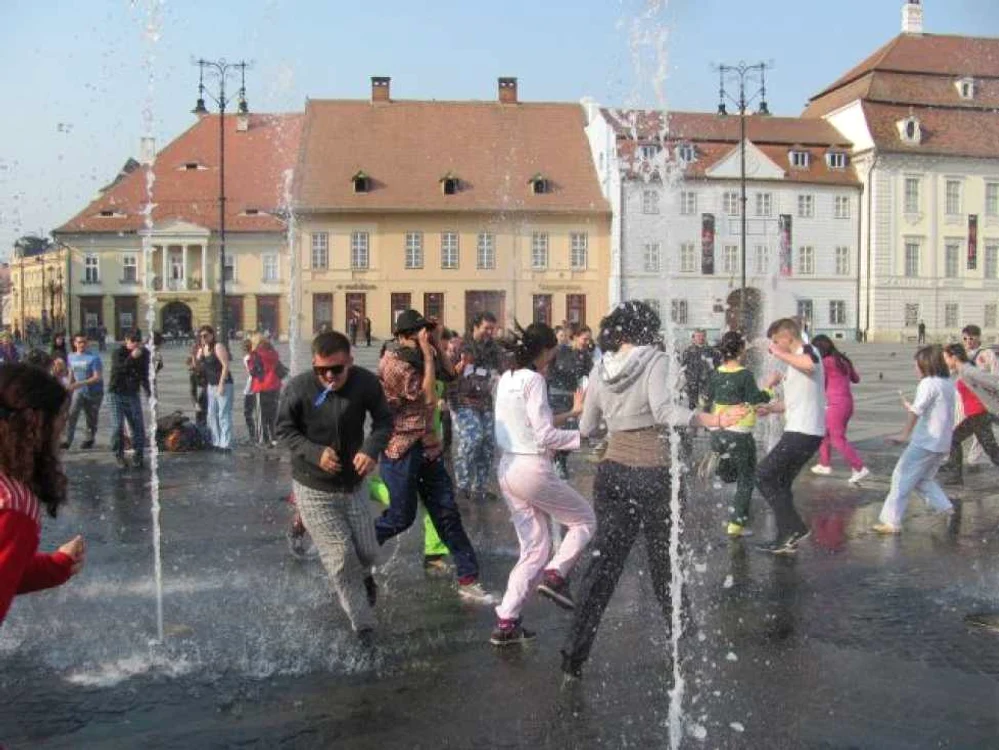 Inviorare in pijamale in Piata Mare din Sibiu