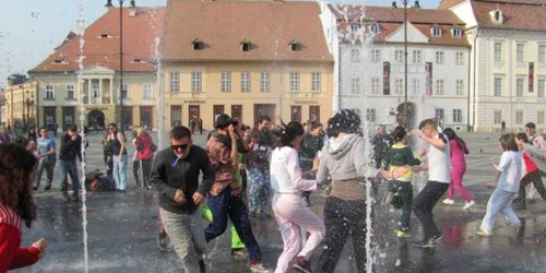 Inviorare in pijamale in Piata Mare din Sibiu
