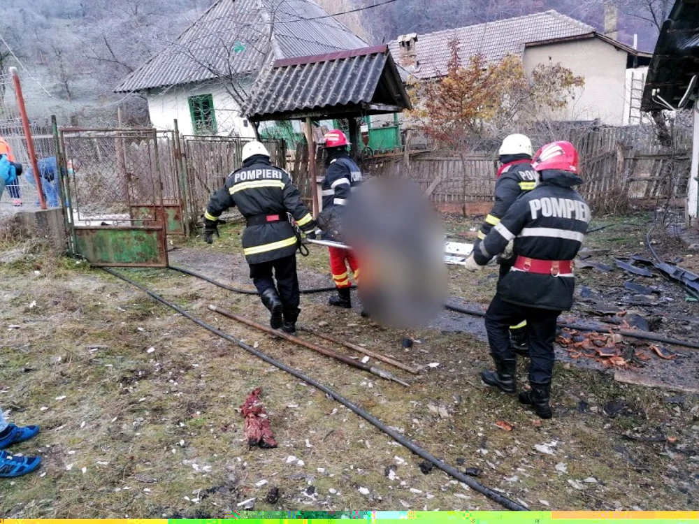 Trupul unui bărbat de 72 de ani din Brezoi - Vâlcea găsit carbonizat printre resturile unei case incendiate Foto Adevărul
