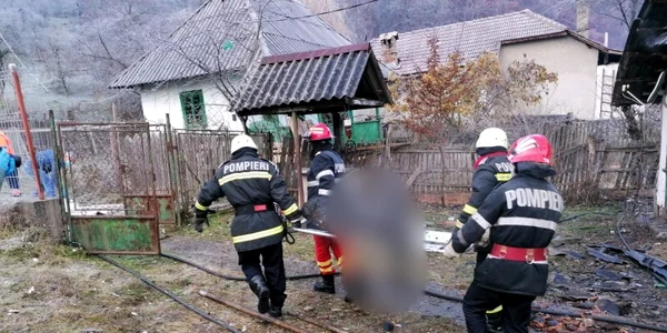 Trupul unui bărbat de 72 de ani din Brezoi - Vâlcea găsit carbonizat după ce casa i-a luat foc Foto Adevărul 1