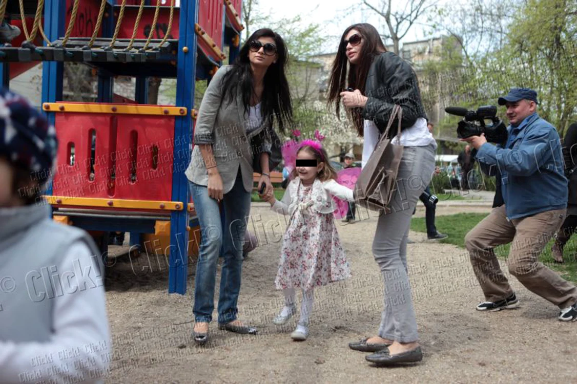 «Îngeraşul» Irina, scos în parc de Moni şi Ramona de dimineaţă