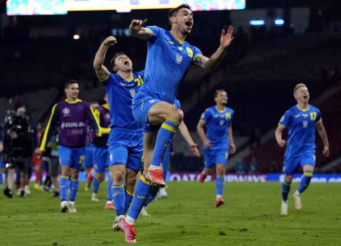 
    Fotbaliștii Ucrainei sărbătoresc golul care i-a dus în sferturile de finalăFoto: EPA-EFE  