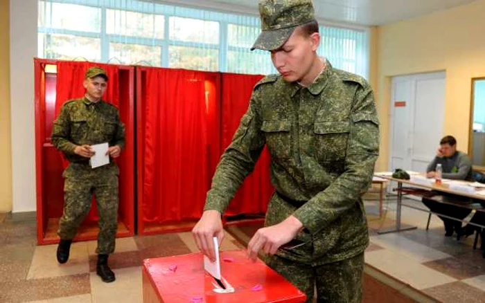 Soldaţii au votat şi la alegerile parlamentare anticipate FOTO: Mediafax