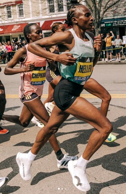 Hellen Obiri, în timpul maratonului de la Boston. FOTO: Instagram