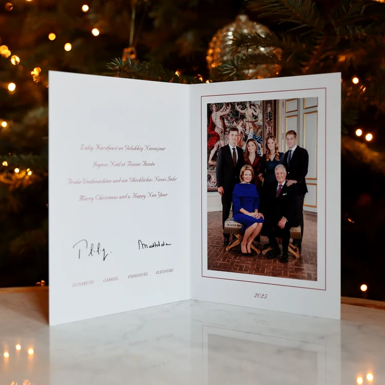 Regina Mathilde și Regele Philippe al Belgiei, cu Prințul Gabriel, Prințesa Elisabeta, Prințesa Eleonore și Prințul Emmanuel în felicitarea de Sărbători Casa Regală belgiană 2 jpg