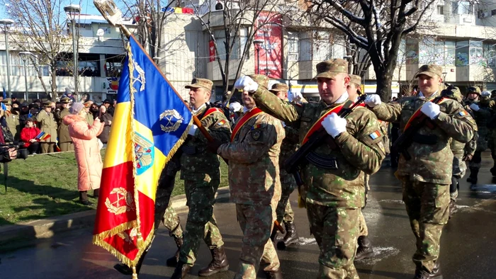 Slătinenii sunt invitaţi, astăzi, în centrul municipiului, unde va avea loc şi o paradă militară FOTO: arhiva Adevărul