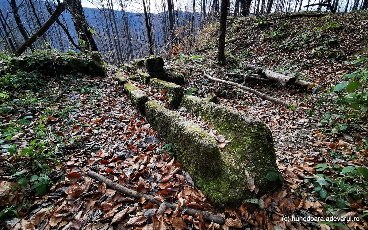 Cetatea Fețele Albe avea o rețea de apă cu conducte de piatră și ceramică. Foto: Daniel Guță