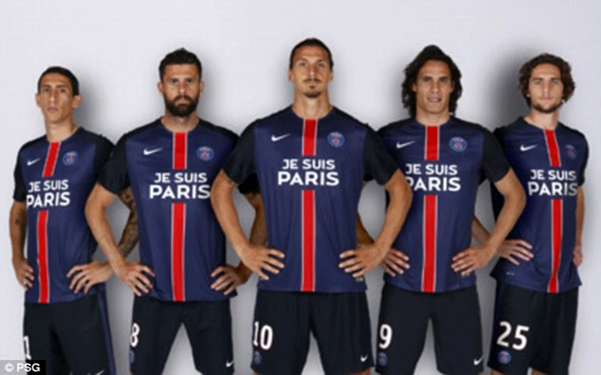 
    Zlatan Ibrahimovic şi colegii săi au pozat cu noile tricouri  