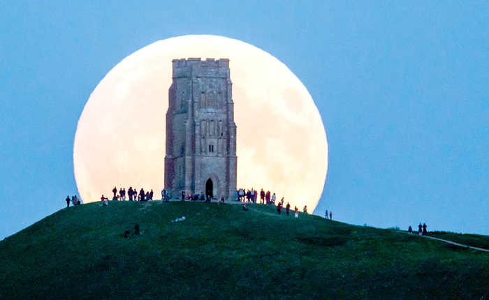 
    Statuile de la Notre Dame  luminate de Super-LunăFoto: AFP/Getty Images/NASA  