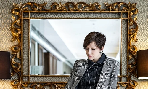 Dana Rogoz tunsa brave cut stil androgin (2) jpeg