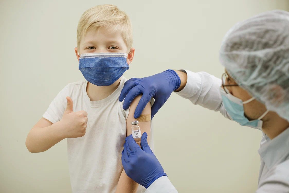 Copil care este vaccinat
