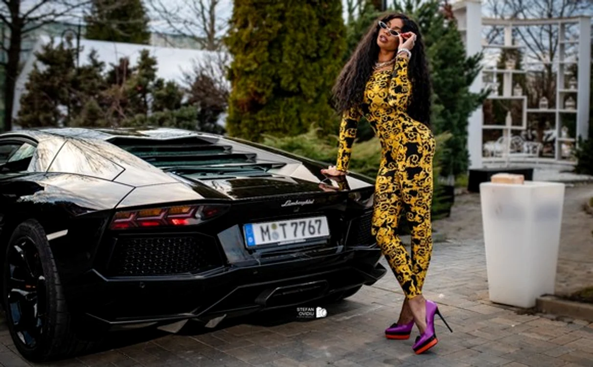 Aceasta este mașina de la Țiriac Auto, pe care Laurette a folosit-o în videoclipfoto: arhivă personală