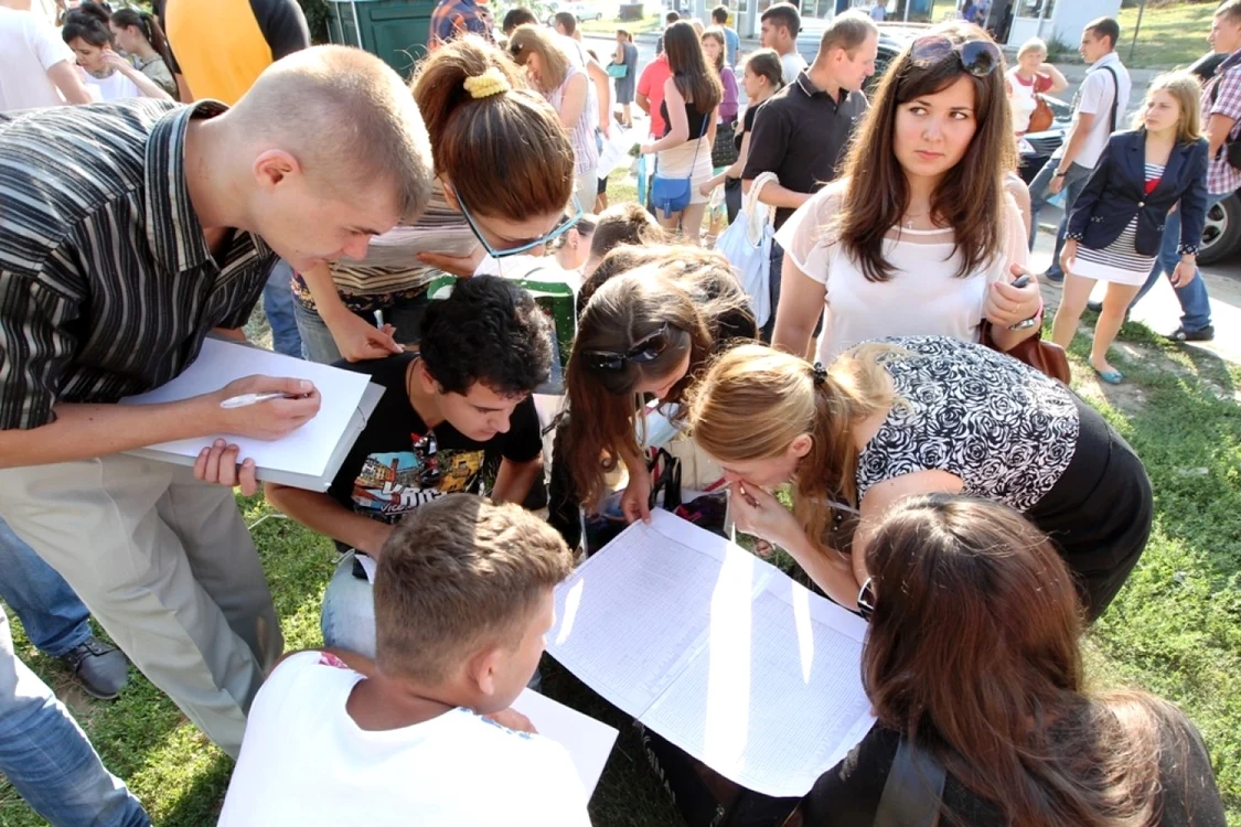 Studenţii moldoveni au făcut cozi la Consulatul României la Chişinău pentru a reuşi să depună actele peste Prut FOTO: Adevărul