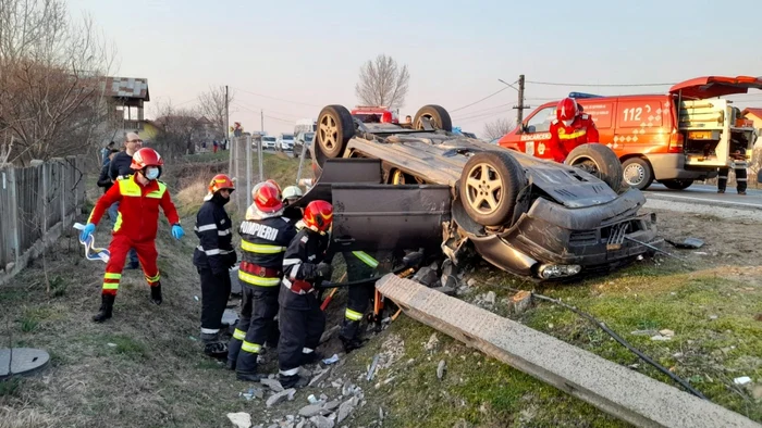 O maşină s-a răsturnat după ce a pus la pământ un stâlp de electricitate pe DN 64 în Marcea - Ioneşti Judeţul Vâlcea Foto ISU Vâlcea