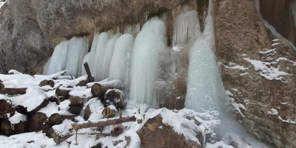 Cascada 7 Scări este un adevărat spectacol pe timp de iarnă FOTO Ioan Buciumar