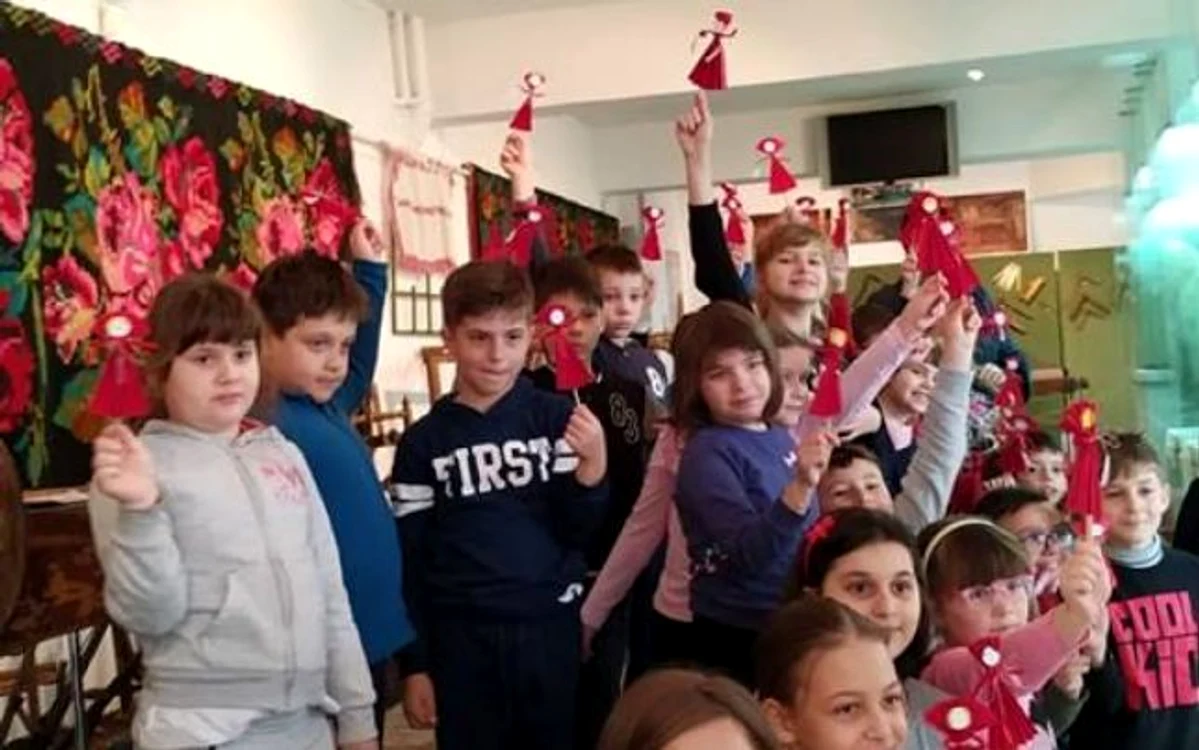 Copii la muzeu, la atelierul de confecţionat mărţişoare FOTO Facebook/MDJ