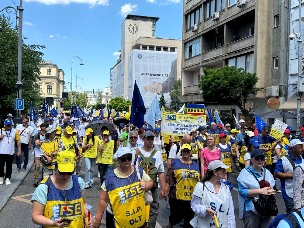 Mii de profesori au mărșăluit prin București pentru a-și susține revendicările. FOTO: Alex Negrici