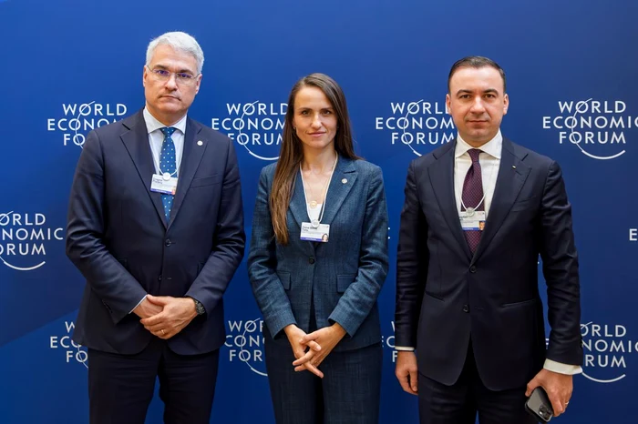 Dragoș Pîslaru Oana Ţoiu şi Bogdan Ivan, la Forumul de la Davos, 2026. FOTO: MAE