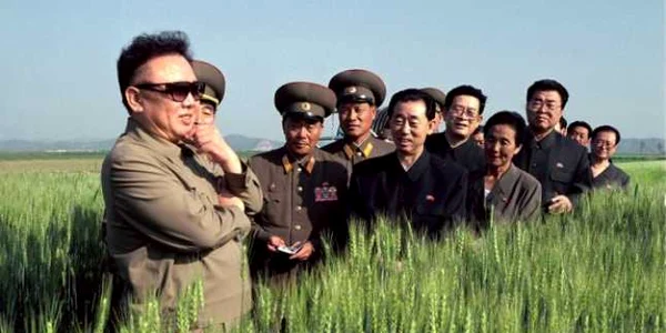 Kim Jong-il înconjurat de ziarişti nord-coreeni