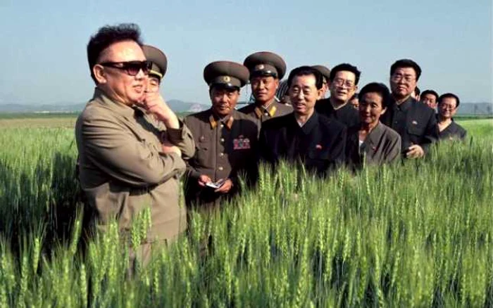 Kim Jong-il înconjurat de ziarişti nord-coreeni