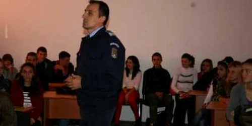 elevii au ascultat cu atenţie sfaturile jandarmilor